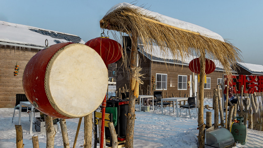 冬季农家乐乡村冰雪红灯笼图片