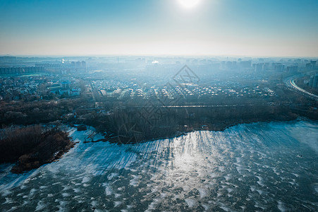 航拍冰天雪地下的新疆禾木背景图片
