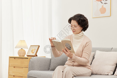 中年女性居家看书背景