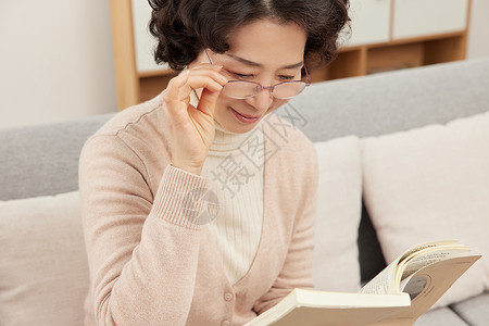 优雅看书中年女性居家看书特写背景