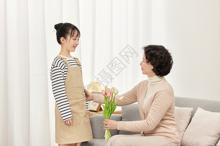 拿花束女孩小女孩送鲜花给奶奶背景
