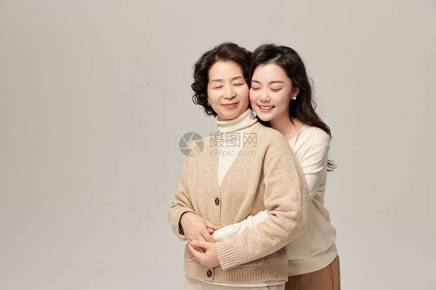 女儿从背后环抱母亲图片