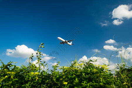 飞机飞过天空蓝天白云下的民航客机背景