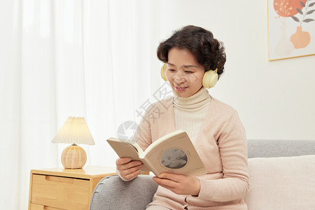 优雅看书奶奶在沙发上优雅的看书背景