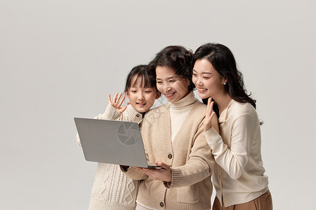三女妇女节祖辈三人一起看电脑背景