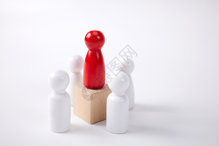 白色木块红色精英总裁站在四名白色职员中间的木头上背景