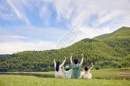 在家开心一家人坐在草地上背景