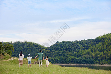 母女手绘一家人在草原上手拉手散步背景
