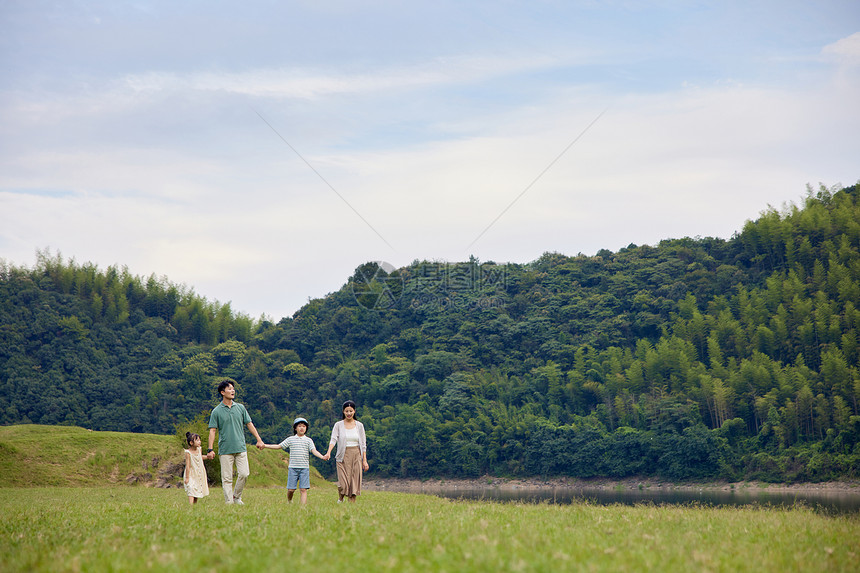 一家人在草原上手拉手图片