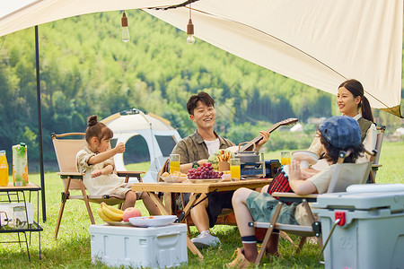 快乐的一家人在户外露营高清图片