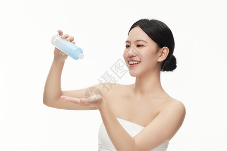 护肤品模特拿着水乳往手心倒的微笑气质美女背景