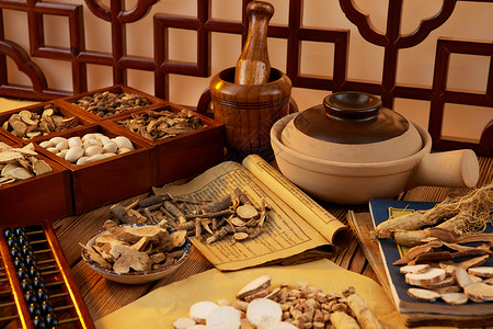 健康文化素材桌子上的中药和砂锅背景
