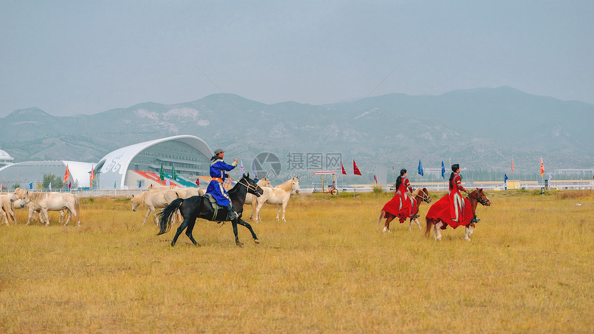 内蒙古草原马匹骑手图片
