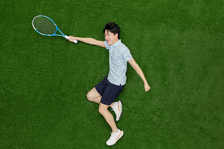 男性自信姿势创意俯拍年轻男孩接网球的姿势背景