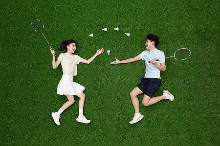 创意俯拍双人羽毛球运动瞬间高清图片