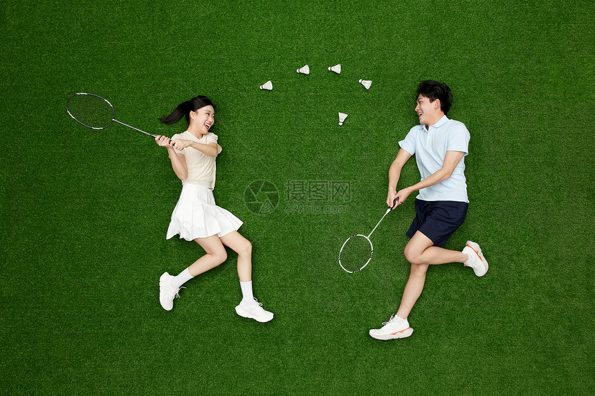 创意俯拍双人羽毛球运动瞬间图片