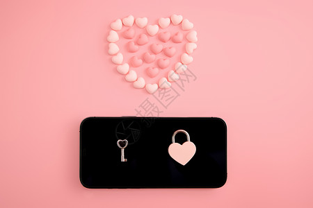 心形巧克力与粉色锁扣手机壳图片背景图片