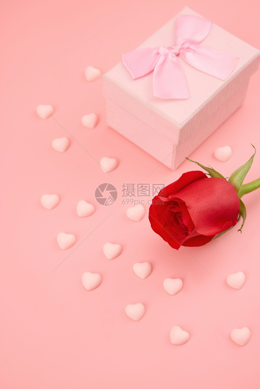 情人节红色玫瑰与粉色巧克力背景图片