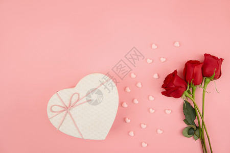 情人节粉色巧克力与红玫瑰背景图背景图片