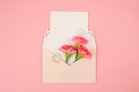 粉色母亲节插着粉色康乃馨的简约信封背景