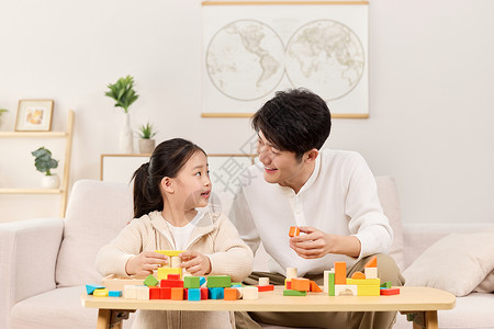 晒后下班后陪女儿玩耍的年轻爸爸背景