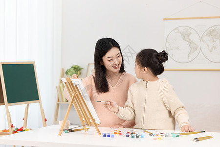 学习母女温柔指导女儿画画的妈妈形象背景