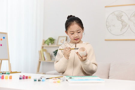 水彩男女朋友认真画画的可爱小朋友形象背景