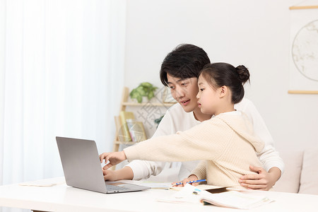电脑学习对着教学视频给女儿讲解知识点的爸爸背景