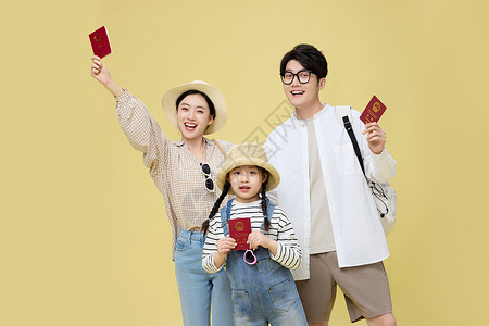 一家三口兴奋展示手上的护照高清图片
