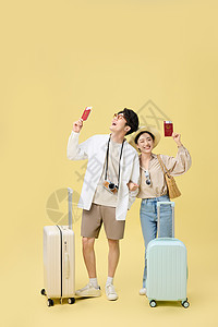 合照情侣微笑展示手上护照的旅游小情侣背景