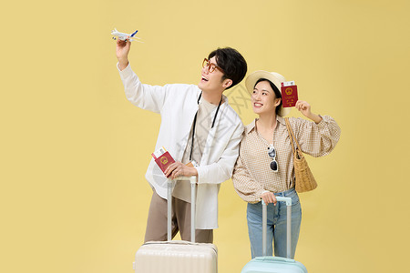 准备旅游的年轻小情侣欢快展示手中护照图片素材