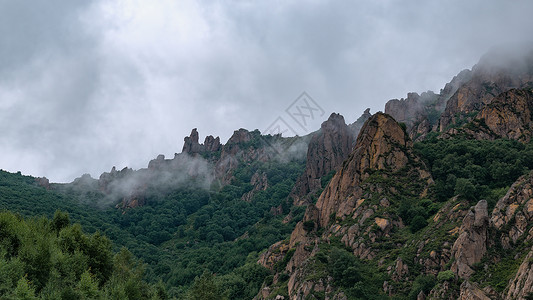 内蒙古蛮汉山夏季雾云景观高清图片