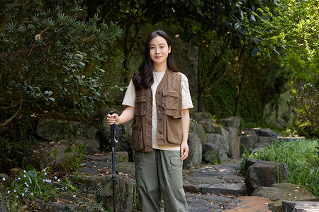 伸手女孩子美女在植物园的游客照背景