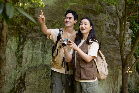 情侣拍摄徒步旅行的年轻情侣拿相机拍摄背景