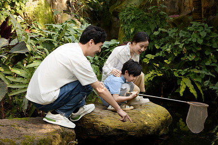 长杆网兜一家人在植物园参观背景
