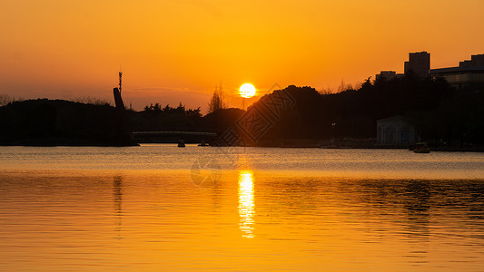 傍晚的太阳湖边日落风光背景