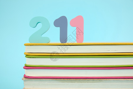 教学书籍一叠彩色书籍上的211积木背景