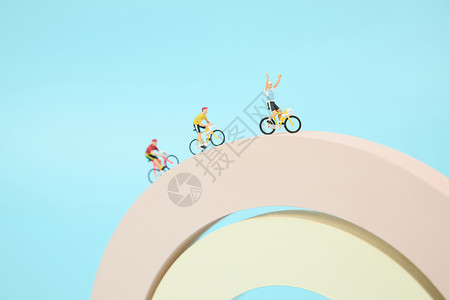 拱形圆环在拱形积木上骑行的微距小人背景
