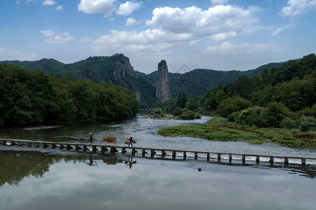 航拍浙江丽水旅游缙云仙都景区牵牛农夫高清图片