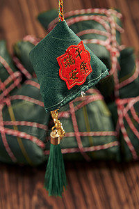 划龙舟的粽子端午节传统美食粽子和香包背景