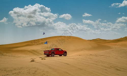 体育美育内蒙古腾格里沙漠蓝天白云背景
