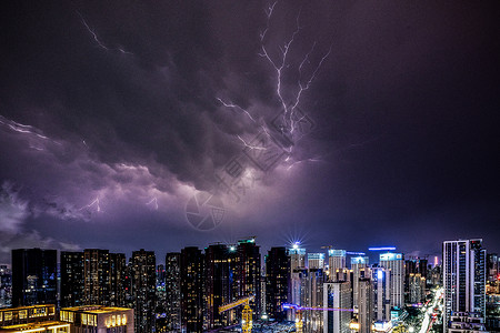 闪电通道深圳市区电闪雷鸣的城市夜晚景观背景