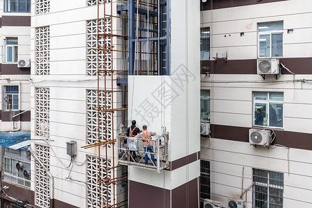 湖北黄石市旧小区改造中工人在安装电梯时的施工场景高清图片