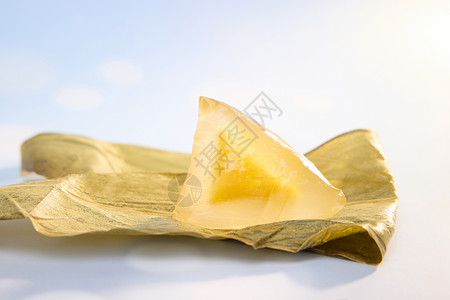 一片粽叶上的黄色水晶粽子高清图片