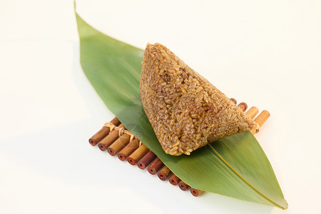 传统餐饮一片粽叶上的粽子背景