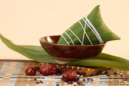 端午节传统美食碗中的一个粽子背景