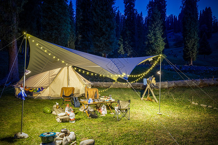 在新疆伊犁库尔德宁自然保护区露营搭建的帐篷高清图片