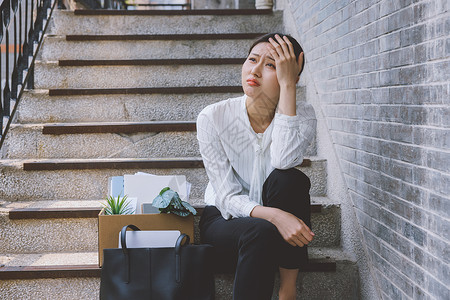 楼梯间伤心的女职员裁员高清图片素材