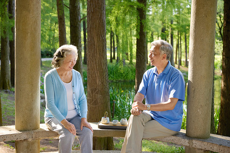 退休老夫妻坐在亭子下喝茶图片素材