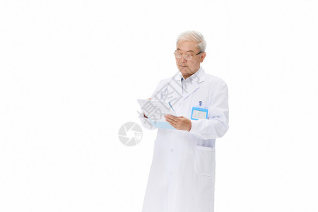 正在查看资料的老年男医生单人半身照图片素材
